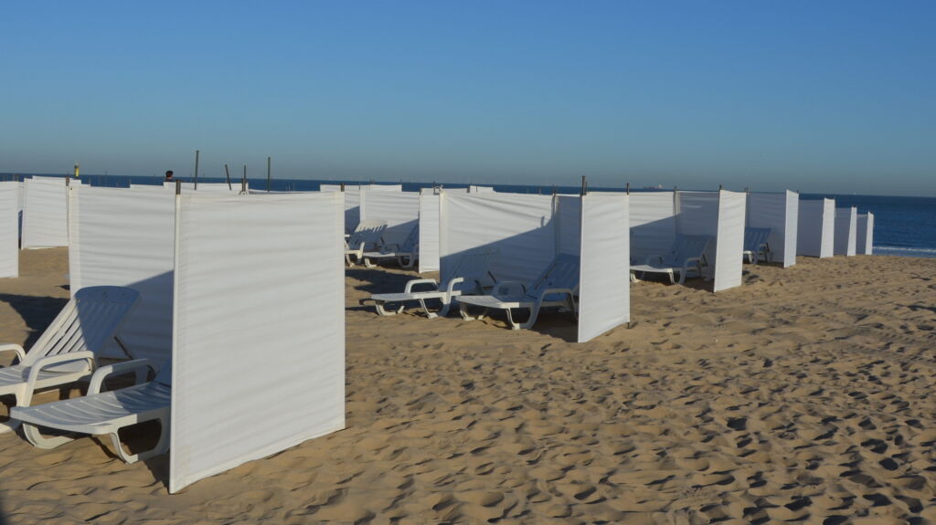 witte windschermen voor strandbar